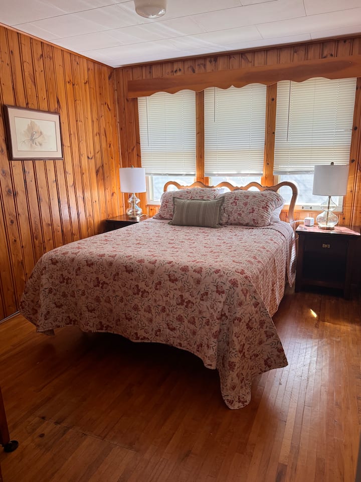 The Linden Room - One Queen Bed