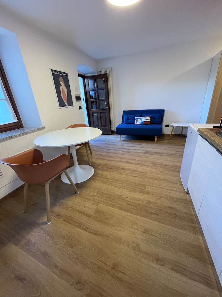 In dotazione ci saranno 4 sedie di cui due pieghevoli