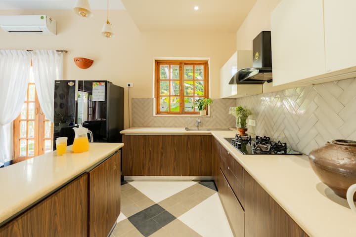 Full kitchen image 2