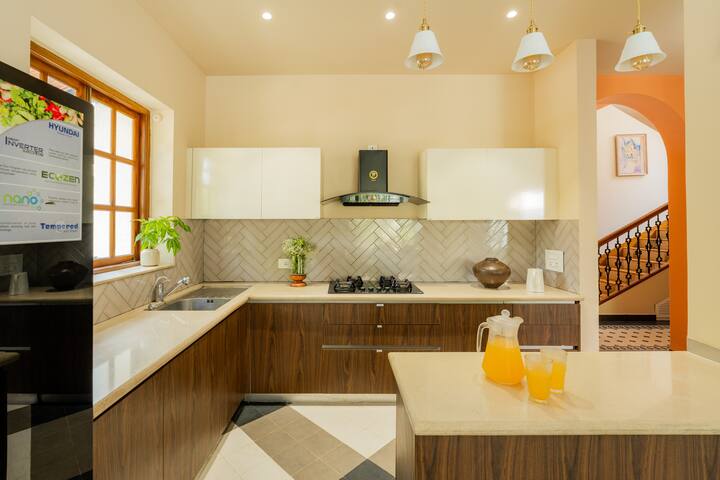 Full kitchen image 1