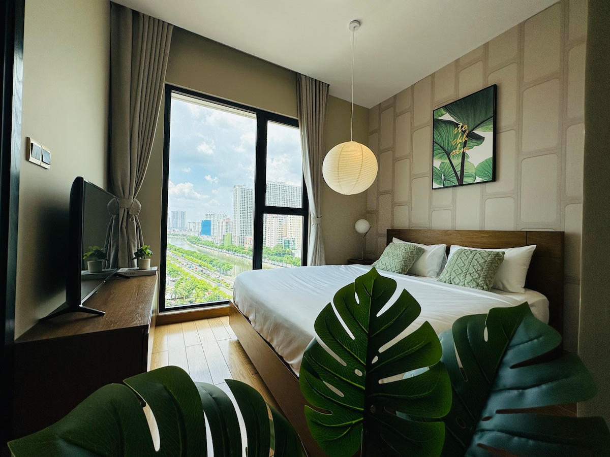 Slaap 1 breed, met uitzicht op de lange parallelle lijn langs de boulevard, dekens, dikke hoogwaardige matraskussens, geeft je een goede slaapkrik, er is een kledingkast, strijkplankhangers, leeslampen, tv, Netflix eigen badkamer, warm en koud, handdoeken toiletartikelen, shampoo douchegel,
