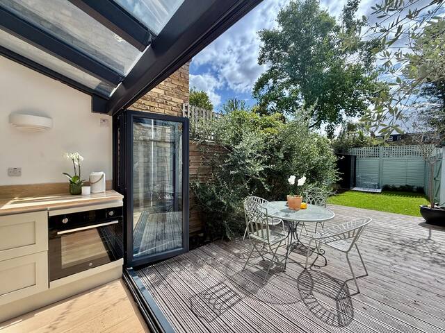 Luxury London Stay w Parking and Garden