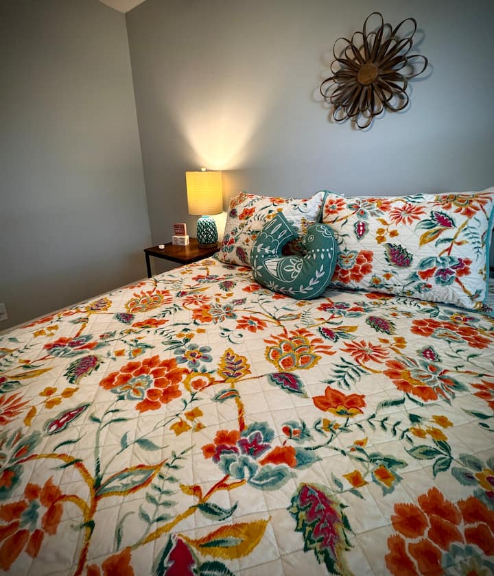 Bedroom 1- Queen Bed