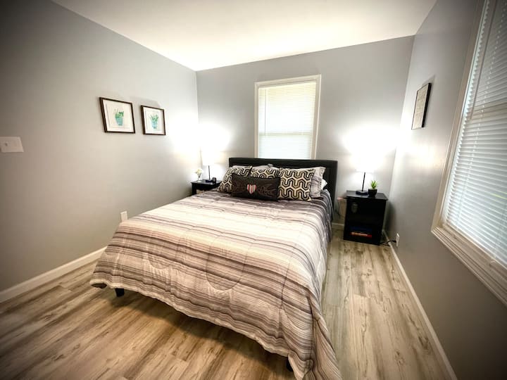 Bedroom 2- Queen bed