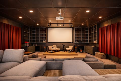 Spacious Luxury Ranch w/ Cinema Room • Sleeps 14