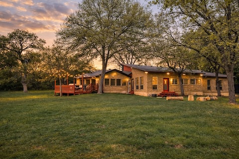 Sunset Ranch: Cinema & Nature Escape – Near Austin