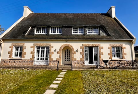 Family home for 12 people, 200 m from the sea