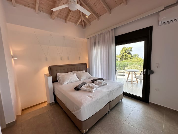 Slaapkamer zonder deur in loftstijl in gemeenschappelijke ruimte