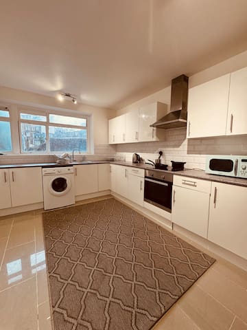 Hyde Park Townhouse sleeps 14 + Parking available gallery image 2