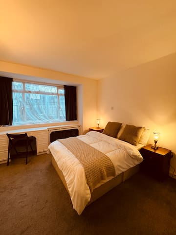 Hyde Park Townhouse sleeps 14 + Parking available gallery image 4