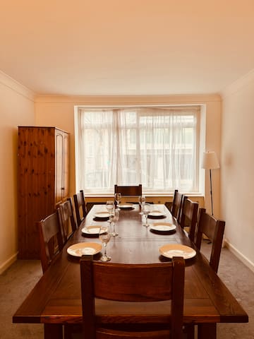 Hyde Park Townhouse sleeps 14 + Parking available gallery image 3