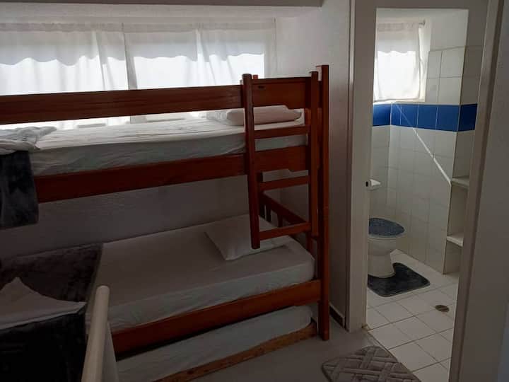 El dormitorio 2 tiene capacidad para 5-6 personas, litera y cama tamaño queen, 1 hamaca.