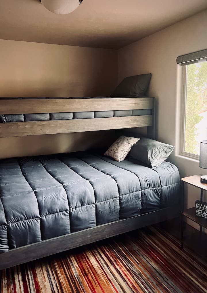 سرير علوي بحجم كوين مع سرير مزدوج كبير جدًا. جميع المراتب الجديدة.