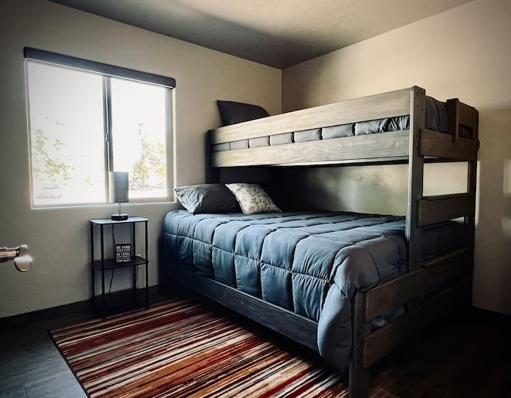 سرير علوي بحجم كوين مع سرير مزدوج كبير جدًا. جميع المراتب الجديدة. طاولة بجانب السرير ؛ مصباح مستشعر الحركة مع منفذ USB واحد ومأخذ مكيف هواء. 