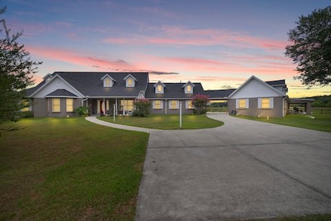 Country Ranch & Guesthouse Close to WEC & Hits