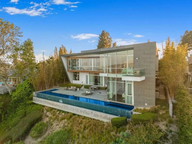 Bel Air Luxe w/ Lake View & Pool