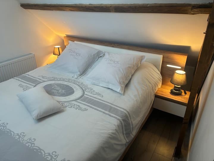 osvetlená 160 cm x 200 cm  
Veľká manželská posteľ