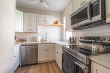 Charming 4 BDR - Walk to Downtown & Free parking! - Apartment rental in Salem