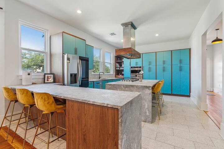 Luxurious Spacious Home gallery image 4