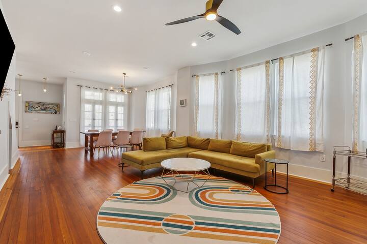 Luxurious Spacious Home gallery image 2