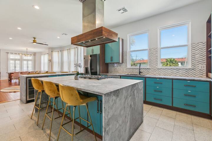 Luxurious Spacious Home gallery image 3