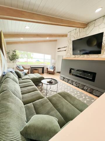 Modern Lake Front/Sauna /Dog Friendly/ Fenced area gallery image 3