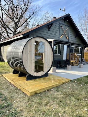 Modern Lake Front/Sauna /Dog Friendly/ Fenced area