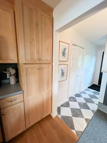 Modern Lake Front/Sauna /Dog Friendly/ Fenced area gallery image 5