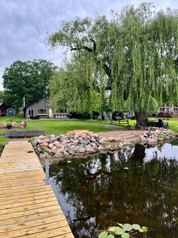 Modern Lake Front/Sauna /Dog Friendly/ Fenced area gallery image 2