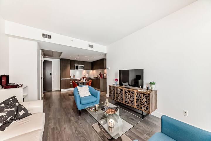 16th Floor City Views:2minstampede:workspace+ - Calgary