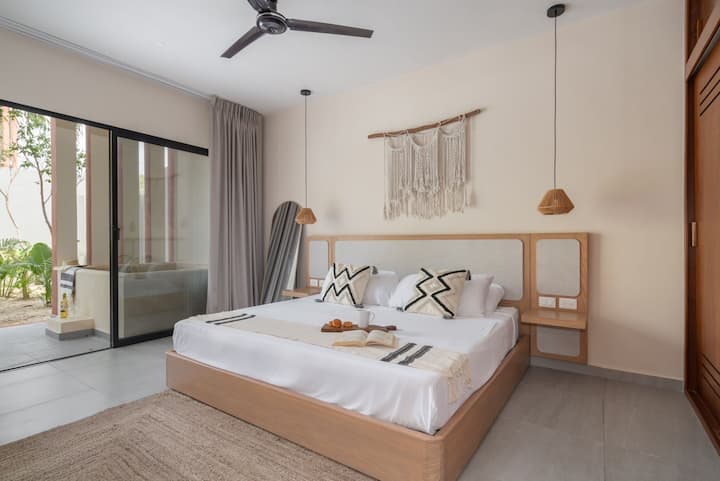 ამ კომფორტულ ოთახში შეგიძლიათ ისიამოვნოთ კომფორტითა და ბაღის ხედით, ასევე, ტერასაზე მდებარე პირადი ჯაკუზით.