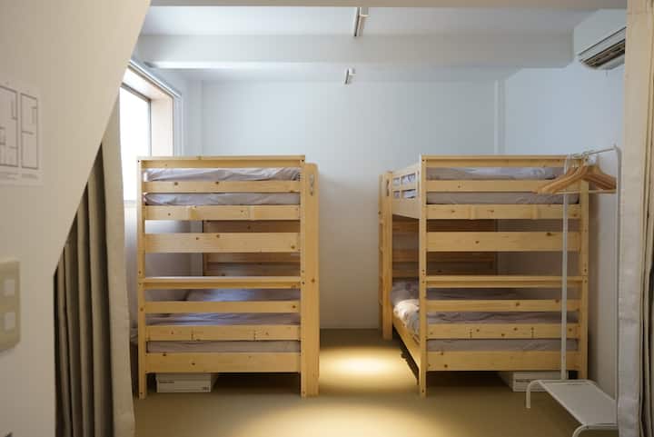 Este es un dormitorio de 1F.
Hay 2 literas individuales.
La capacidad máxima es 4 personas.