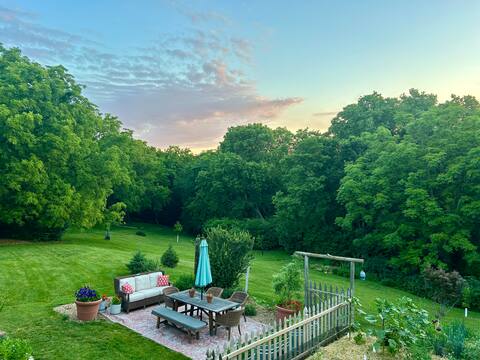 Midcentury Tranquil Escape: Your Peaceful Retreat.