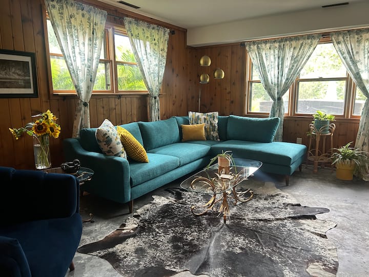 Midcentury Tranquil Escape: Your Peaceful Retreat. - Council Bluffs, IA