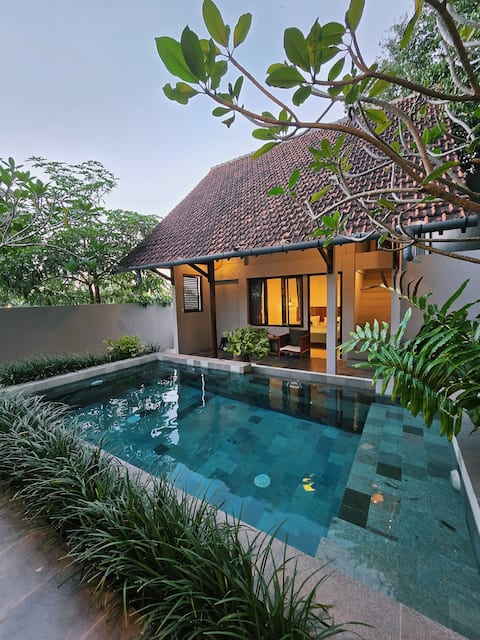 3BR Tropical Villa + Private Pool • 10 Min to City