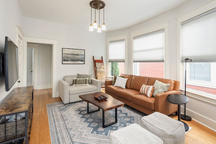 Elegant Nob Hill Victorian gallery image 2