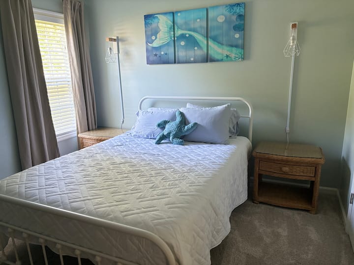 เตียงควีนไซส์พร้อมทีวีขนาด 55 นิ้วพร้อมแท่งไฟ จะต้องใช้การเข้าสู่ระบบของคุณเองสำหรับแอพ มีผ้าปูที่นอนสำรองในตู้เสื้อผ้า มีกระเป๋าชายหาดในตู้เสื้อผ้าด้วย