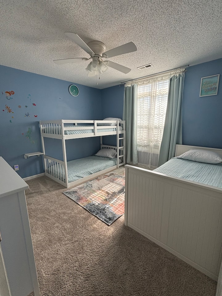 เตียงแฝดและเตียงสองชั้นคู่นอนได้ 3 คน เด็กๆอยู่บนเตียงสองชั้นด้านบนเท่านั้น ตู้เสื้อผ้าเป็นตู้เสื้อผ้าของเจ้านาย มีลิ้นชักสำหรับเสื้อผ้า 6 ลิ้นชักและชั้นวางของพร้อมหนังสือเด็กและชั้นวางของ 3 ชั้นสำหรับเสื้อผ้า ผ้าห่มสำรองในตู้เสื้อผ้าในห้องฝั่งตรงข้ามห้องโถง