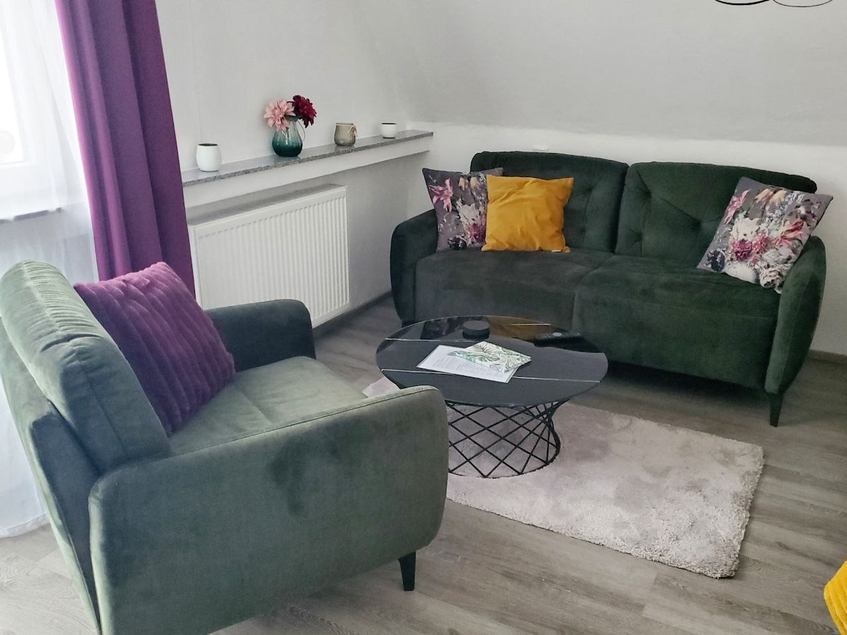 פינת ספה נעימה עם
יציאה למרפסת 