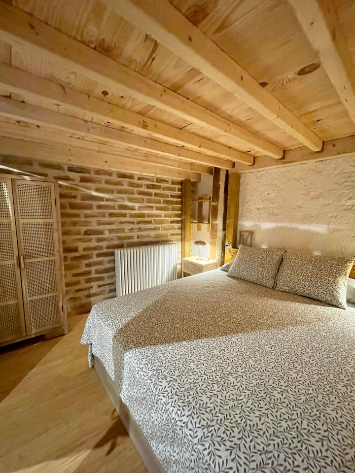 Dormitorio principal , amplio, cama 1,60 cm