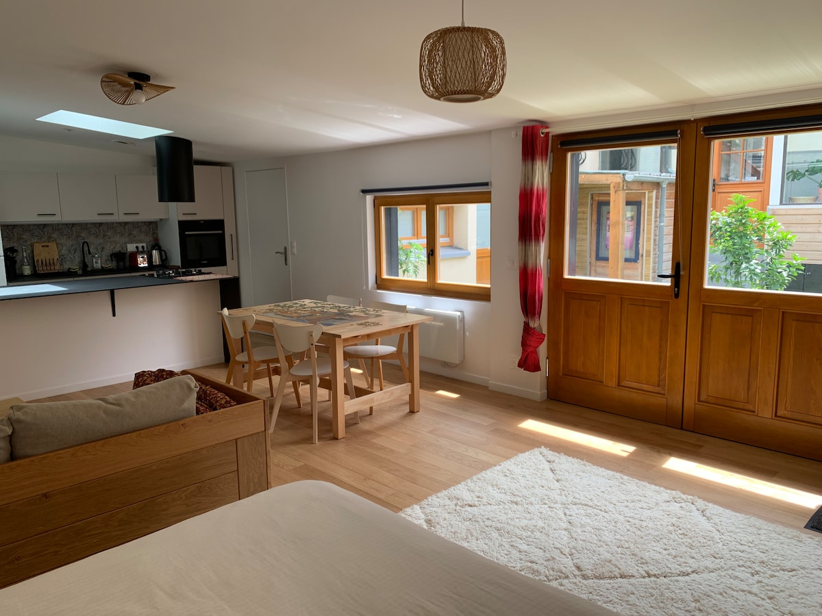 Popular Airbnb listing: Grand Studio in Romainville