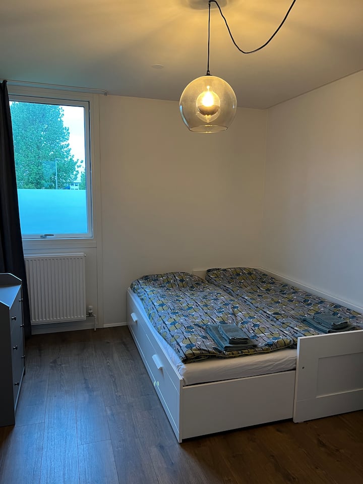 Letto da giorno che può essere cambiato in letto a due piazze. Quando viene utilizzato come letto matrimoniale, ho un materasso a cuneo che copre lo spazio tra i materassi :)