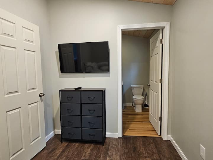 Este dormitorio recientemente renovado tiene techo de catedral y acceso directo al baño. Hay un televisor de 42pulgadas, una cama tamaño queen y una cómoda con mucho espacio de almacenamiento.