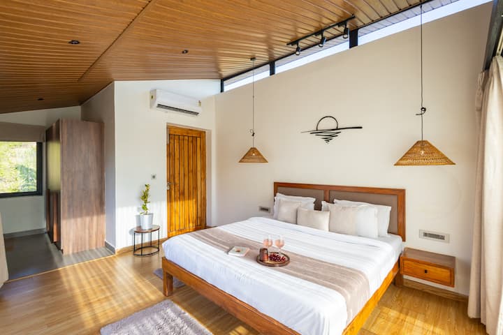 Насладете се на лукс под високи сводести тавани в това обляно от слънце място за отдих на горния етаж. С топлите си дървесни тонове и самостоятелния си балкон с панорамни гледки, това е идеалното място, където да се събудите и да се насладите на красотата на езерото