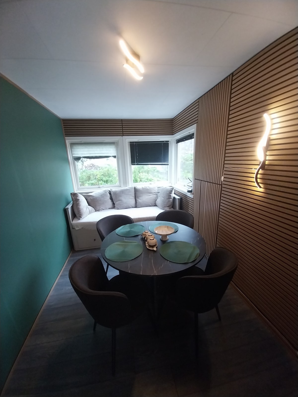 Chambre avec coin repas. La télévision sera disponible dans la chambre 25 à l'automne.