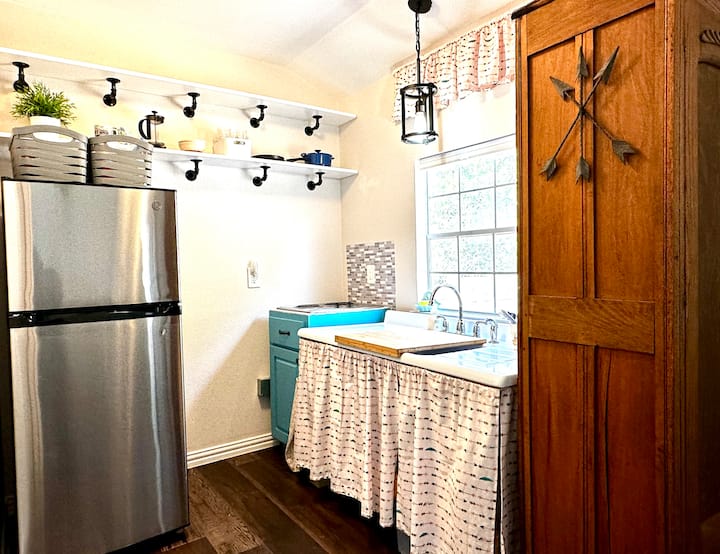 Hilltop Hideout- Private & Dog Friendly - Dripping Springs, TX