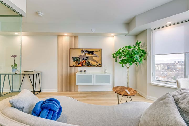 Stunning Luxury Condo Yorkville Ave.