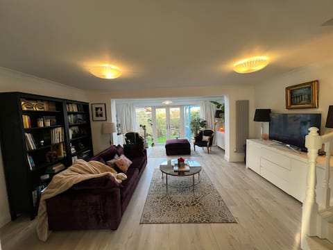 3 Double Bedrooms House - 6 miles to  Silverstone