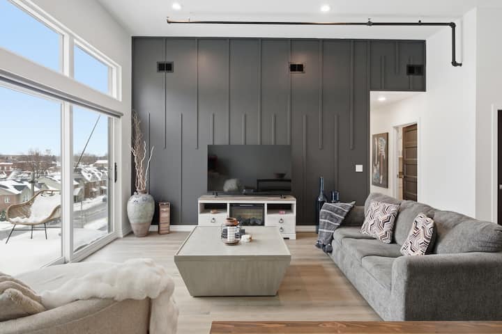 Penthouse, Queen beds, Pool, Gym, Arcade, Downtown