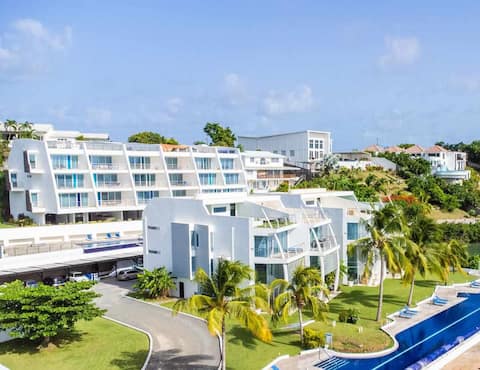 Luxury 5BR Waterfront Villa w/ Pool & Sea Views